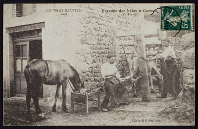 Ansichtkaart met het beslaan van een paard in Cornes, Le Velay, ca.1900 door French Photographer